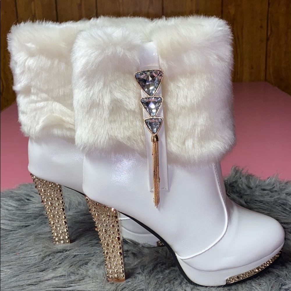 WHITE FUR BOOTIES